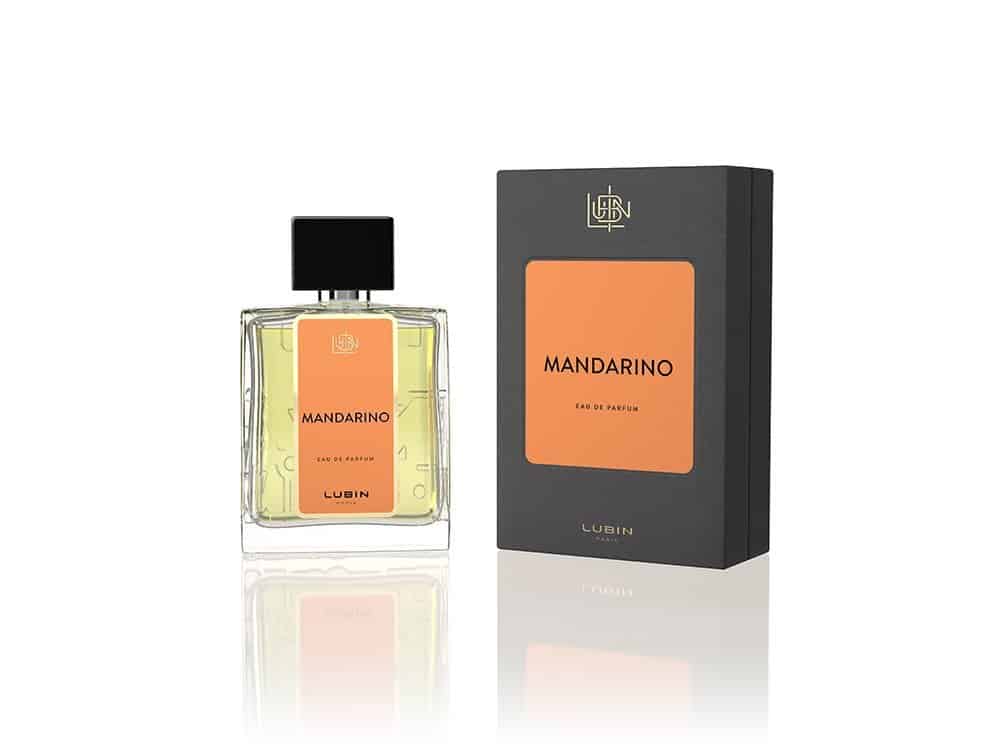 Un flacon en verre magnifiquement conçu de parfum Mandarino, doté d'un élégant bouchon noir à côté de sa boîte noire et orange assortie, présente un design exceptionnel. Limbus Studio