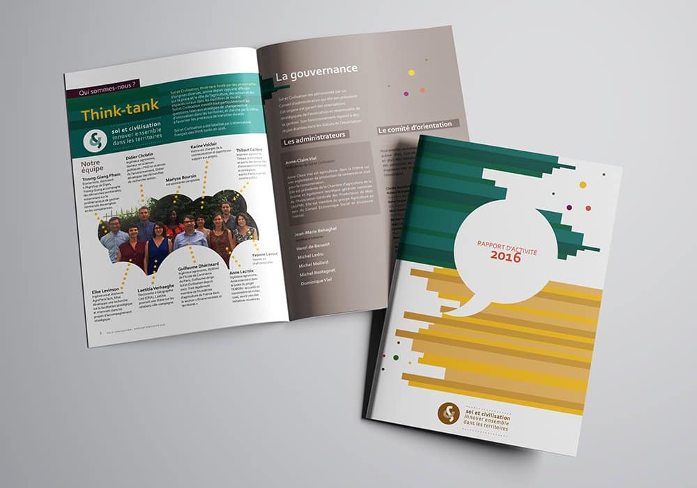 Brochures de rapport annuel 2016 ouvertes et fermées sur une surface grise, présentant un graphisme élégant qui s'harmonise avec les principes de conception Web modernes. Limbus Studio