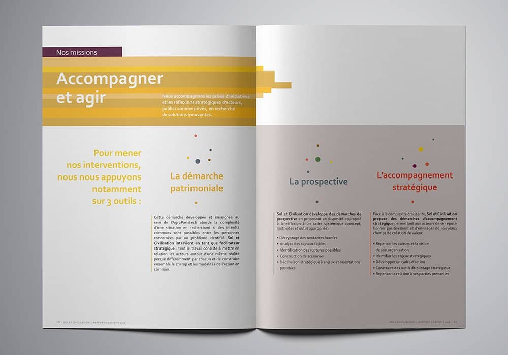 Brochure ouverte avec texte en français sur les approches d'accompagnement stratégique et d'aide à la décision, intégrant élégamment des éléments de conception Web pour renforcer son impact visuel. Limbus Studio