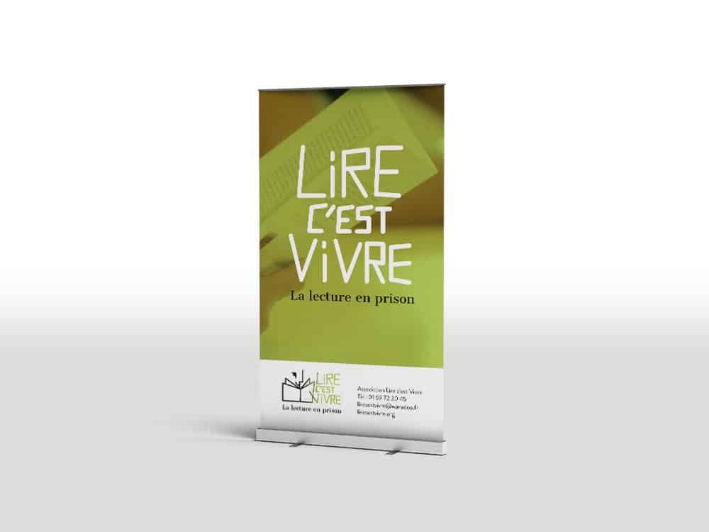 Une bannière verticale, conçue avec le texte "Lire c'est vivre, la lecture en prison" en vert et blanc, met en valeur la touche créative de notre agence.
 Limbus Studio