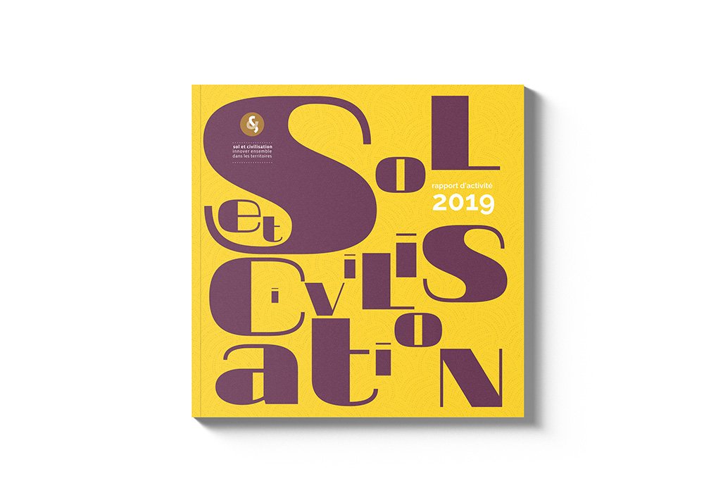 Couverture de livre jaune réalisée par le studio, comportant le texte « Sol et Civilisation, rapport d'activité 2019 » en lettres violettes éclatantes. Limbus Studio