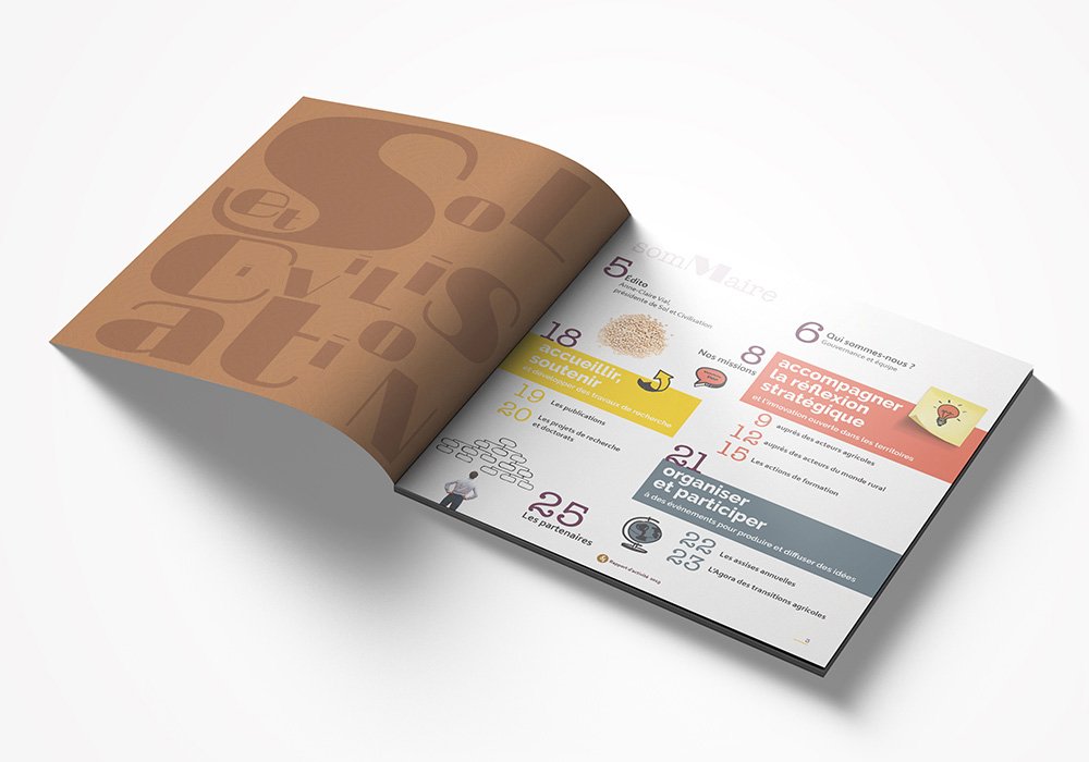 Livret ouvert à couverture marron, conçu par un studio de création, présentant une infographie colorée sur la page de droite. Limbus Studio