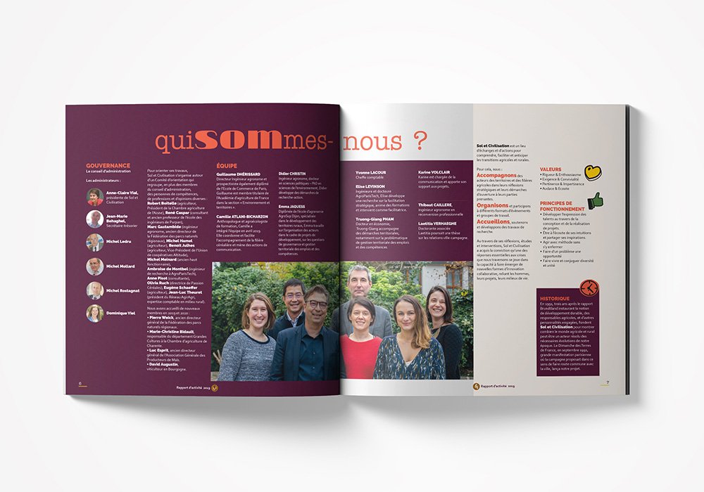 Brochure ouverte avec texte et photo de groupe sur la page de droite ; présente une palette de couleurs bordeaux et blanc élégante, mettant en valeur le flair créatif de notre studio de design. Limbus Studio