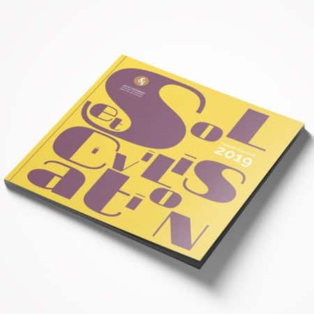 Livre carré jaune avec un texte violet sur la couverture indiquant « Sol et Civis ation 2019 », présentant un design qui respire la créativité, sur fond blanc impeccable. Limbus Studio