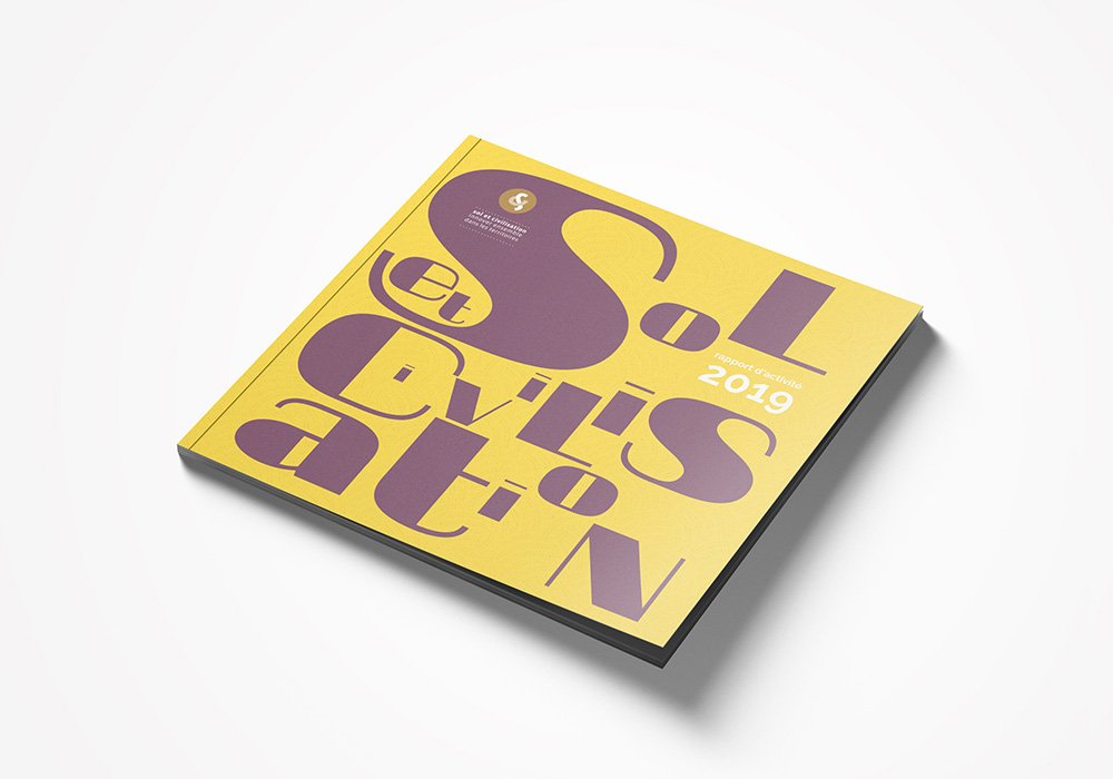 Livre carré jaune avec un texte violet sur la couverture indiquant « Sol et Civis ation 2019 », présentant un design qui respire la créativité, sur fond blanc impeccable. Limbus Studio