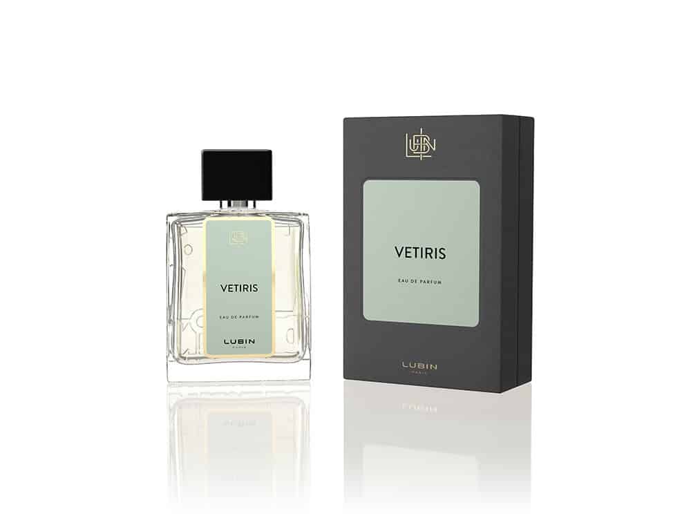 Le design minimaliste inspiré du studio est mis en évidence dans le flacon et la boîte de parfum « Vetiris » de Lubin, sur fond blanc immaculé. Limbus Studio