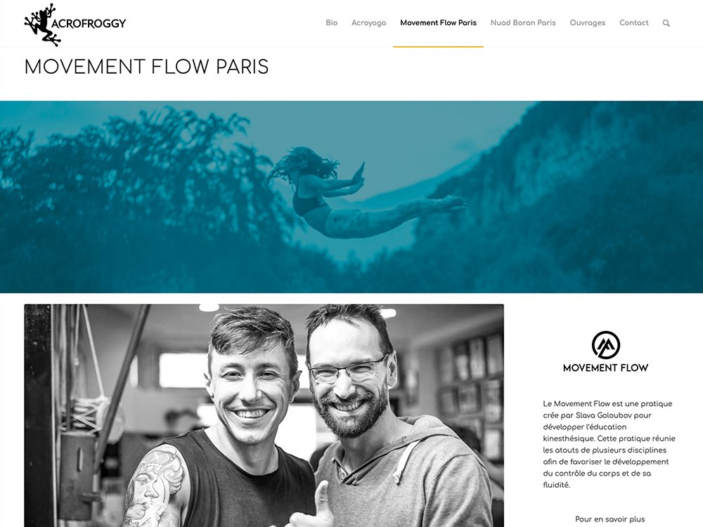 Deux hommes souriants posent ensemble dans une salle de sport, avec le texte « Movement Flow Paris » au-dessus d'eux. Limbus Studio