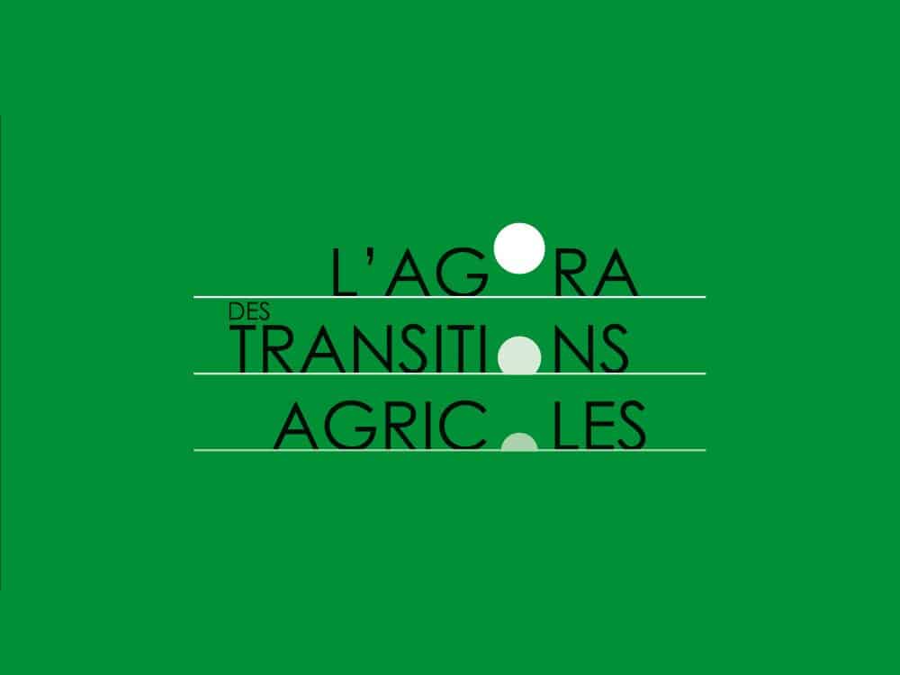 Fond vert avec texte : « L'AGORA des TRANSITIONS AGRICOLES », conçu avec finesse de studio, mettant en valeur l'art des transitions agricoles dans des accents noirs et blancs saisissants. Limbus Studio