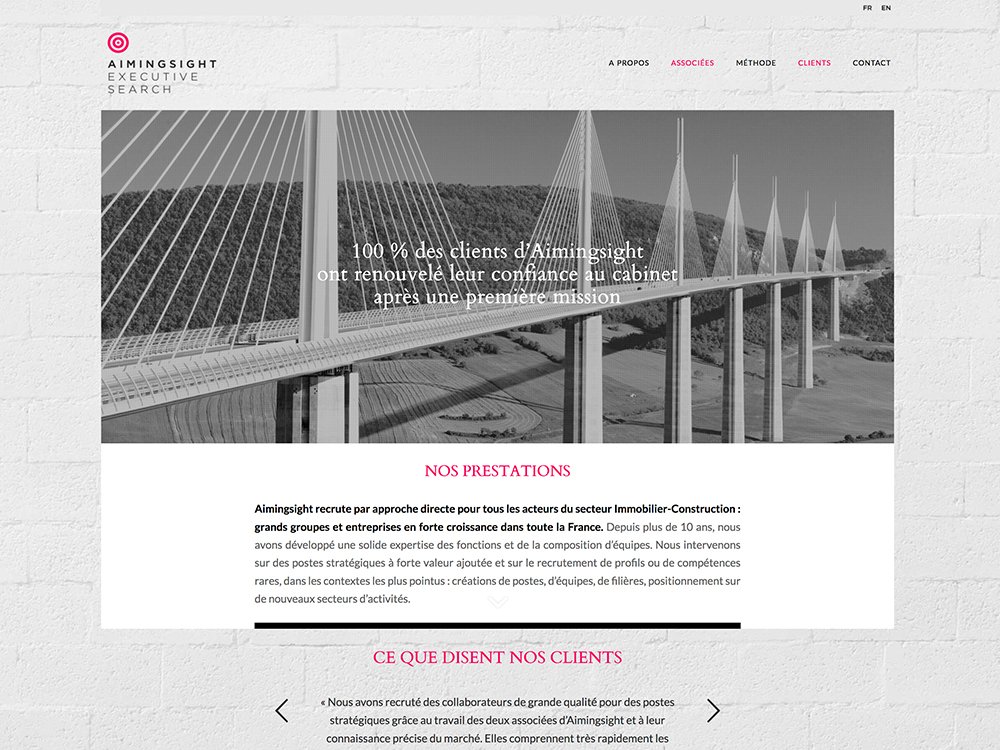 Un site web épuré en noir, blanc et rouge avec une image de pont et un texte en français sur les services. Explorez les témoignages de clients et découvrez notre expertise en design en tant qu'agence de création de premier plan. Limbus Studio