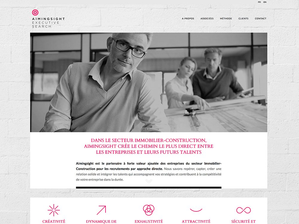 Trois personnes examinent des plans d'architecture à une table, avec un texte en français sur les services de recherche de cadres et les nuances de la conception et de la création. Limbus Studio