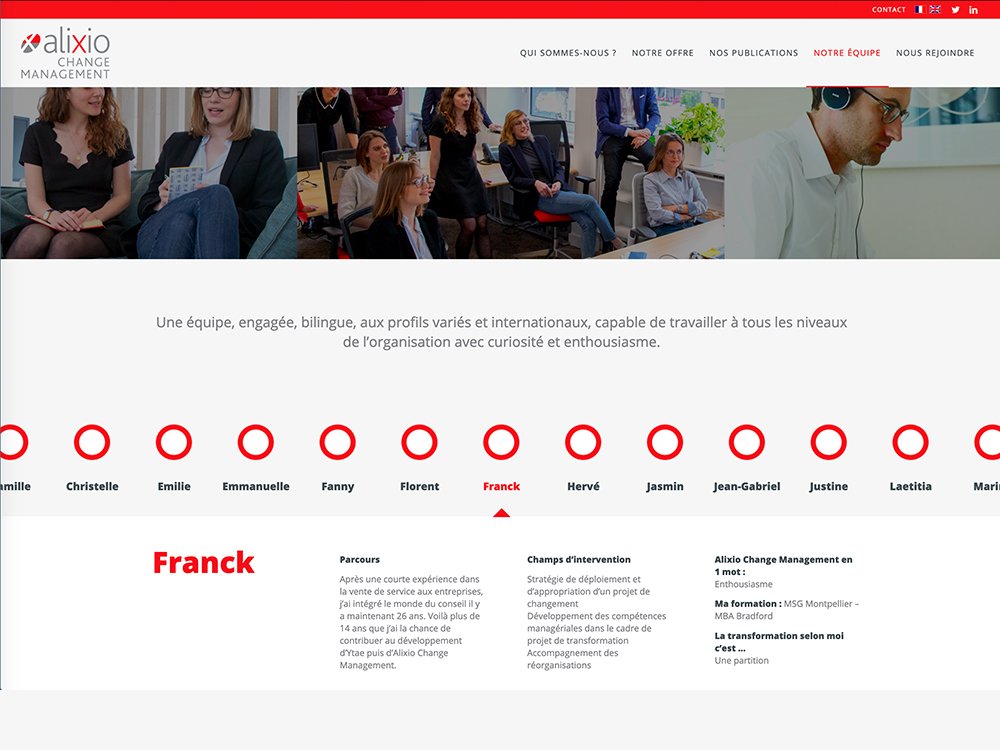 Photo d'équipe d'entreprise prise dans un studio moderne, présentant divers employés assis et debout ; les profils individuels de notre agence de design innovante sont affichés ci-dessous. Limbus Studio