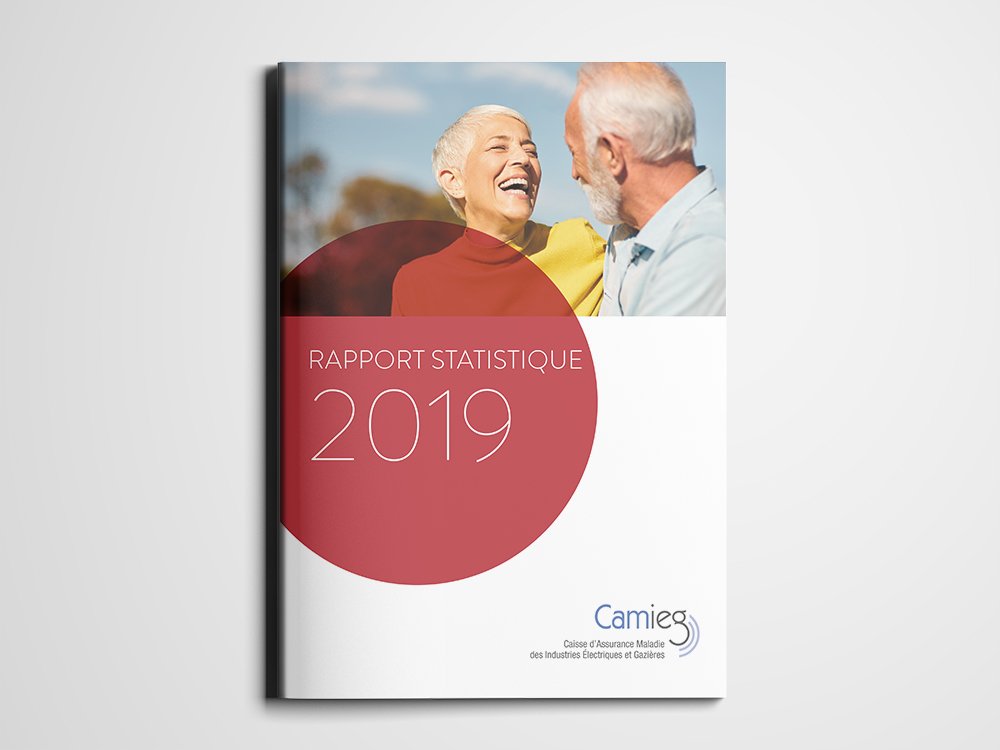 Couverture du « Rapport Statistique 2019 » représentant un couple de personnes âgées souriant à l'extérieur sur fond de motif circulaire rouge, réalisé avec art en studio. Limbus Studio