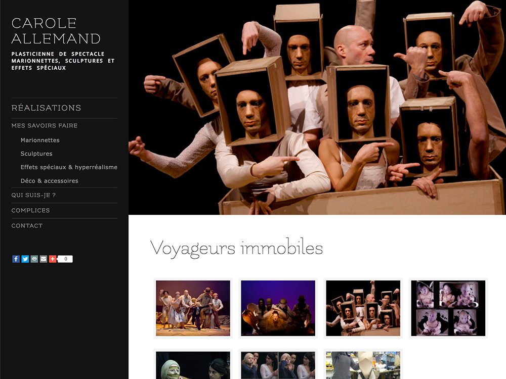 Dans une représentation théâtrale, un groupe d'interprètes portant des boîtes sur la tête, certaines ornées de visages, incarne de manière créative le concept de graphisme. Limbus Studio