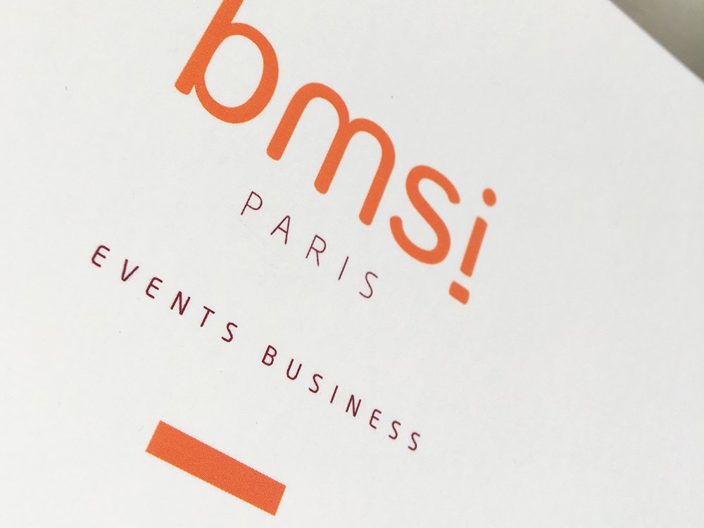 Logo d'entreprise Bms! Paris Events, une création époustouflante en texte orange sur fond blanc, met en valeur une élégance de design unique. Limbus Studio