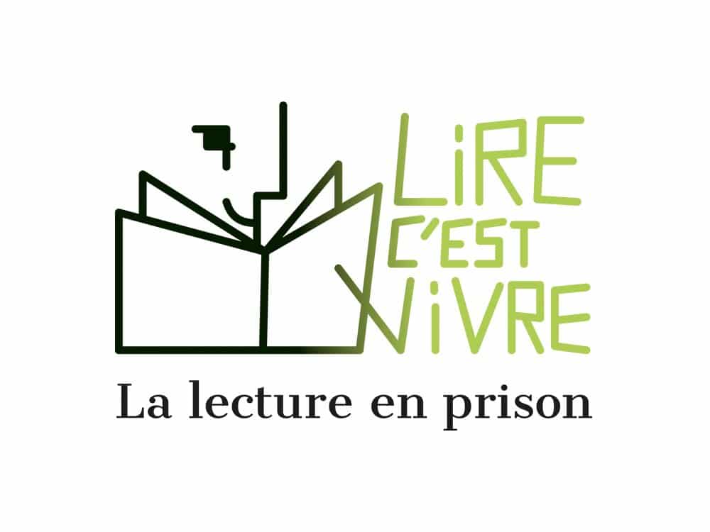 Illustration d'une personne lisant un livre avec le texte « Lire c'est vivre, La lecture en prison », présentant un design créatif qui capture le pouvoir transformateur de la lecture. Limbus Studio
