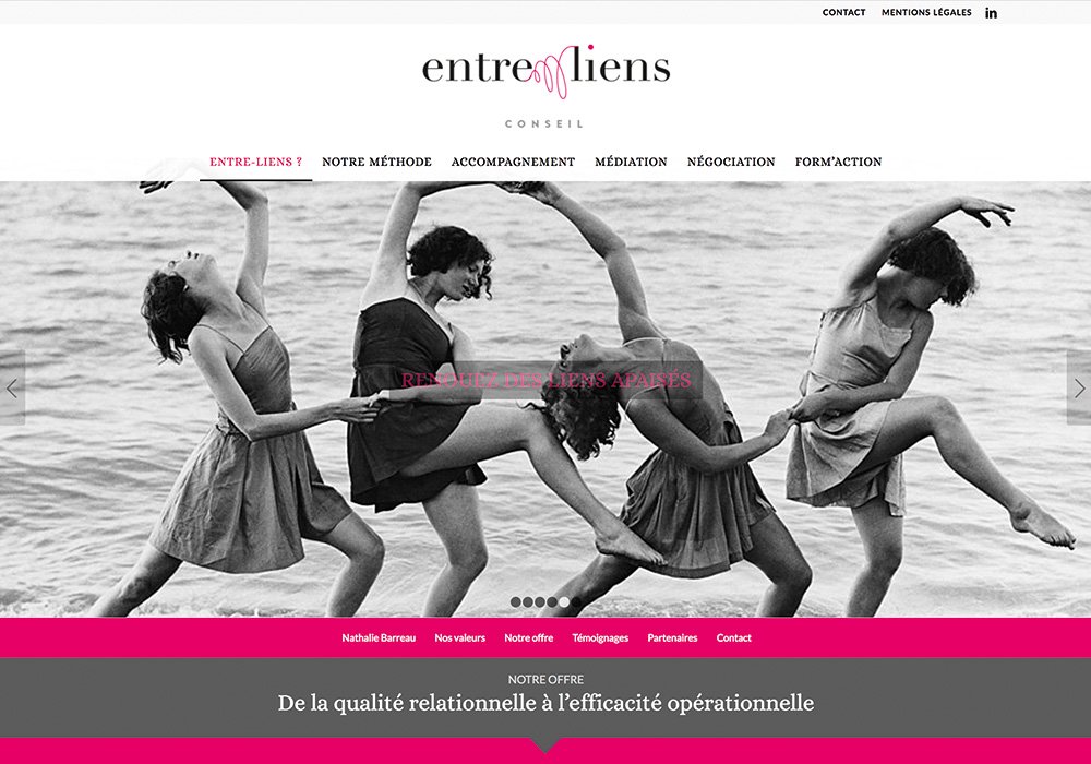 Photographie de performance de danse en noir et blanc sur la page d'accueil d'un site Web de conseil avec un accent rose, mettant en valeur la créativité du studio. Limbus Studio
