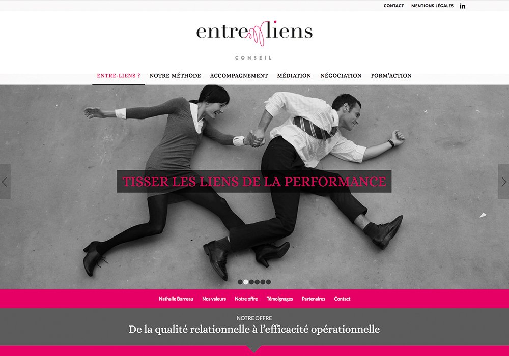 Un homme et une femme en tenue d'affaires allongés sur le sol se tenant la main, avec le texte « TISSER LES LIENS DE LA PERFORMANCE », présentant un mélange harmonieux de design et de connexion semblable à la synergie créative trouvée dans un studio dynamique. Limbus Studio