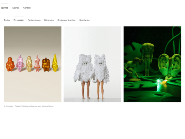 Dans un studio dynamique, trois sculptures abstraites prennent vie : des personnages assis colorés, deux personnes en costumes de nuages et des formes vertes lumineuses, présentant une création époustouflante qui captive chaque regard. Limbus Studio