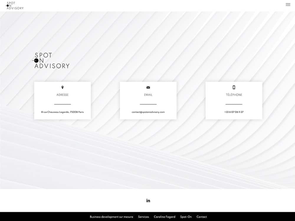 Page de contact minimaliste conçue avec un fond blanc texturé, comportant des icônes d'adresse, d'e-mail et de téléphone. Parfait pour une création WordPress par une agence innovante. Limbus Studio