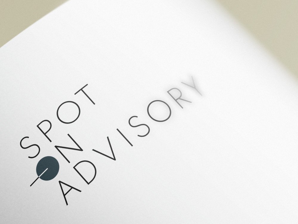 Un logo minimaliste de notre studio présente le texte « Spot On Advisory » à côté d'un petit symbole circulaire. Limbus Studio