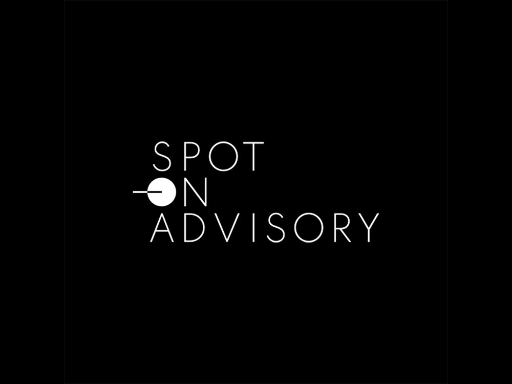 Fond noir avec le logo en texte blanc : « Spot On Advisory ». Un cercle blanc chevauche de manière créative le « O » de « Spot », incarnant un design élégant qui témoigne de l'esprit d'innovation de notre agence. Limbus Studio