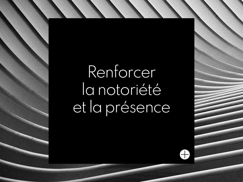 Carré noir avec l'inscription « Renforcer la notoriété et la présence » élégamment affichée sur un fond gris texturé et ondulé, incarnant la touche artistique d'un studio de design. Limbus Studio