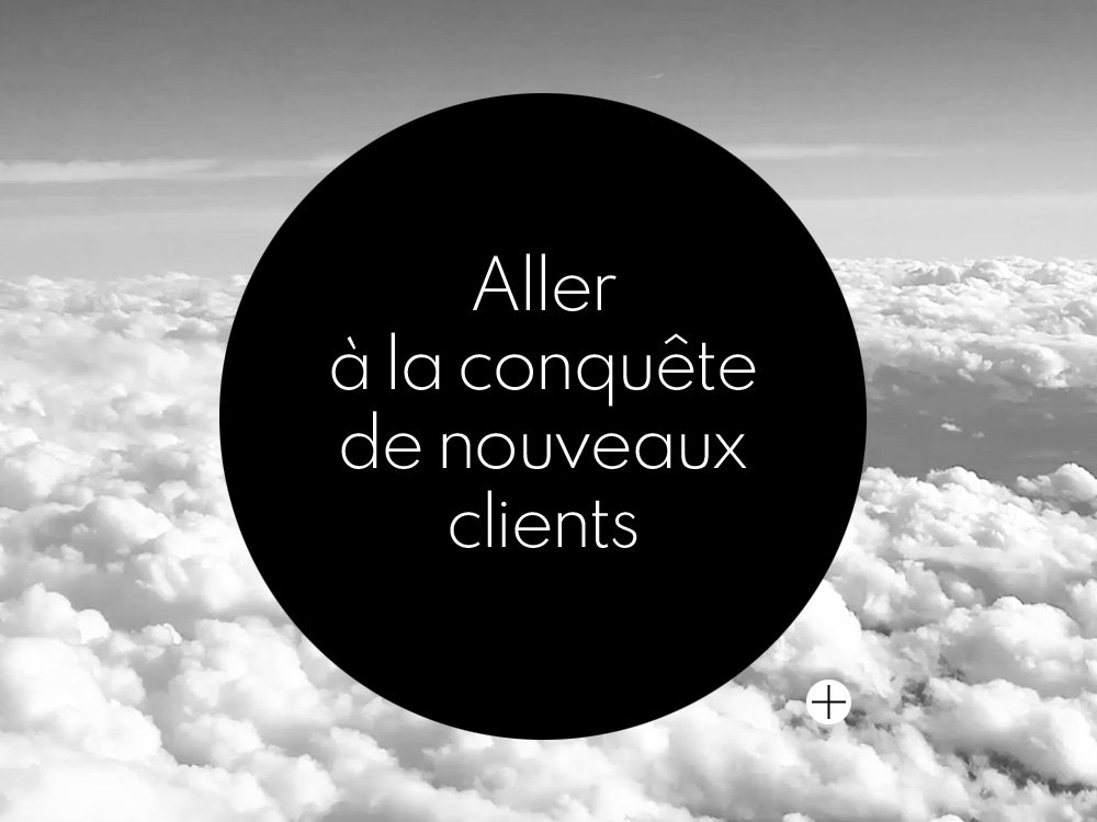 Un cercle noir avec le texte français « Aller à la conquête de nouveaux clients » flotte sur un fond de nuages, évoquant la créativité et l'ambition sans limites d'une agence innovante. Limbus Studio