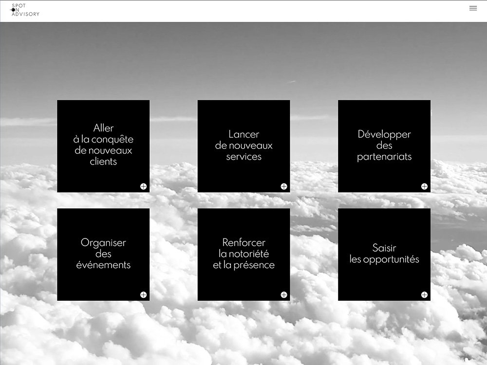 Une grille de blocs de texte français flotte sur un fond de ciel nuageux, détaillant les stratégies de développement commercial avec un clin d'œil aux techniques de conception innovantes. Limbus Studio
