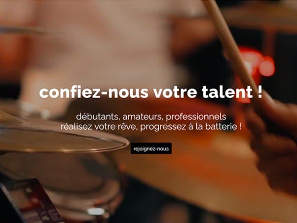 Gros plan d'un batteur en train de jouer, faisant la promotion d'un studio communautaire de batterie dynamique pour tous les niveaux de compétence. Rejoignez-nous et faites partie de cette création dynamique, où le rythme unit talent et passion. Limbus Studio