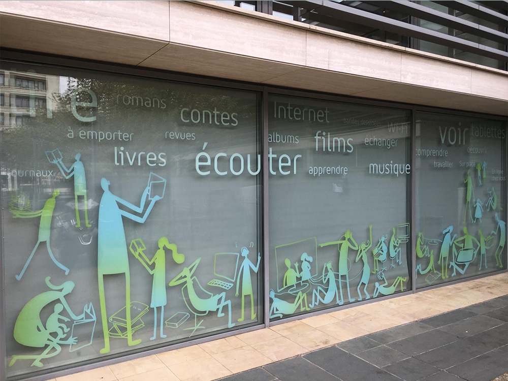 Une illustration au trait vibrante de personnes lisant et utilisant des appareils orne la vitrine d'une bibliothèque, avec des mots comme « écouter » et « livres ». Cette présentation artistique, qui rappelle le webdesign créatif, capture l'esprit d'une agence de l'ère numérique inspirée par des plateformes comme WordPress. Limbus Studio