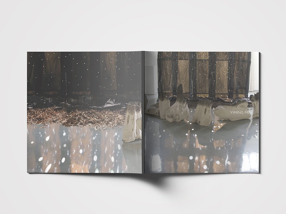 Magazine ouvert présentant une installation d'art moderne, mêlant des éléments de graphisme et de design à travers des lumières diffusées et des structures en tissu sur une surface réfléchissante. Limbus Studio